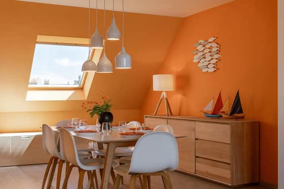 Sea-themed hideaway w/ balcony & workspace - Image 2