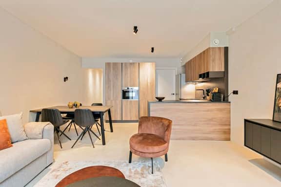 Stylish apartment w/ backyard & private entrance - Image 4
