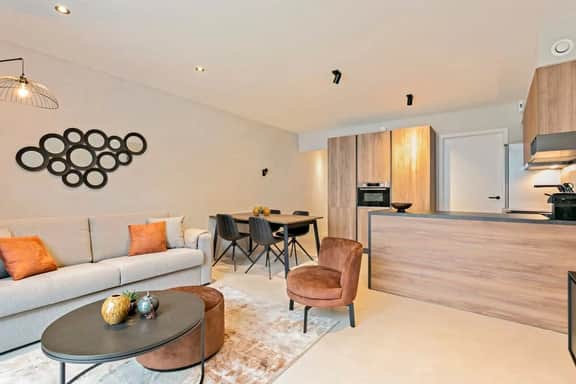 Stylish apartment w/ backyard & private entrance - Image 5