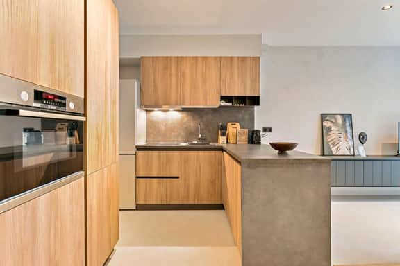 Stylish apartment w/ backyard & private entrance - Image 2