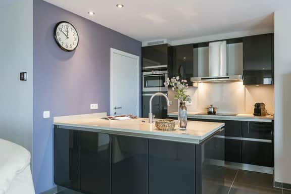 Coastal retreat w/ terrace & skyline view - Image 4