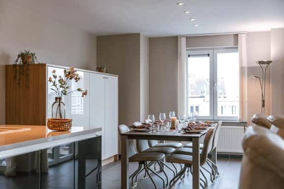 Coastal retreat w/ terrace & skyline view - Image 2