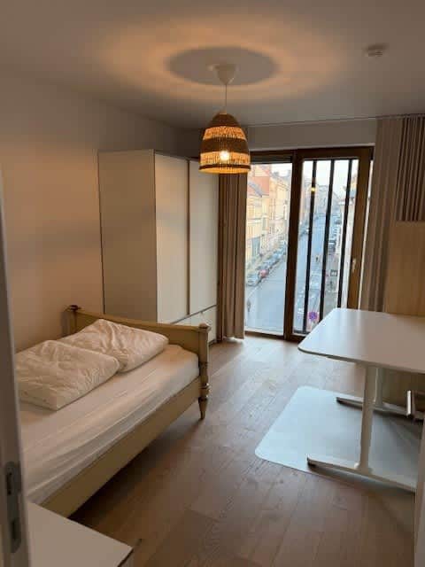City view stay w/ private entrance & elevator - Image 4