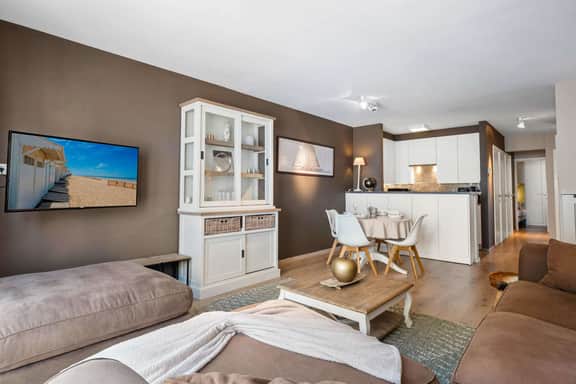 Stylish renovated 2-bedroom apartment in with garage - Image 4