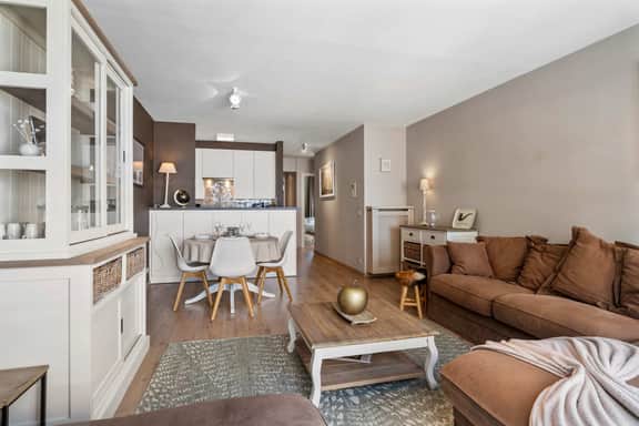 Stylish renovated 2-bedroom apartment in with garage - Image 5
