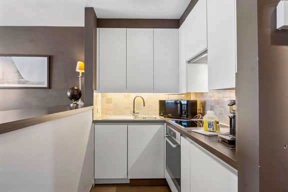 Stylish renovated 2-bedroom apartment in with garage - Image 2