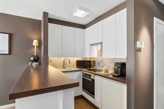 Stylish renovated 2-bedroom apartment in with garage - Image 3