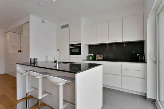 Bright apartment w/ terraces & beach essentials - Image 2