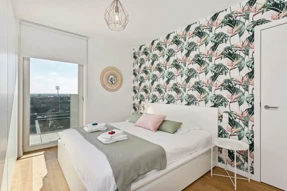 Bright apartment w/ terraces & beach essentials - Image 3