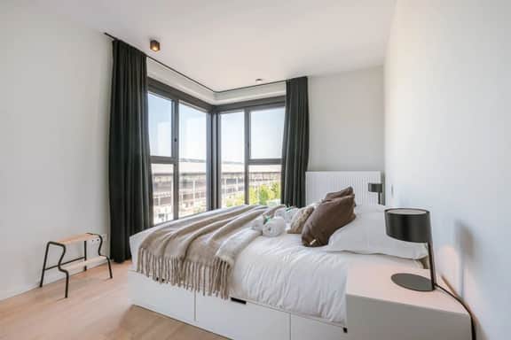 Bright 2BR apartment w/ balcony & private entrance - Image 3