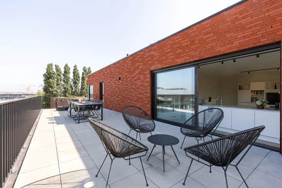 Bright 2BR apartment w/ balcony & private entrance - Image 5