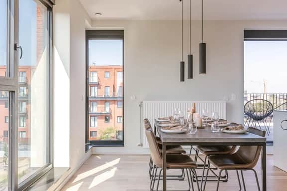 Bright 2BR apartment w/ balcony & private entrance - Image 2