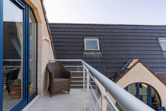 3BR coastal retreat w/ parking & balcony - Image 5