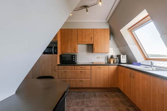 3BR coastal retreat w/ parking & balcony - Image 4
