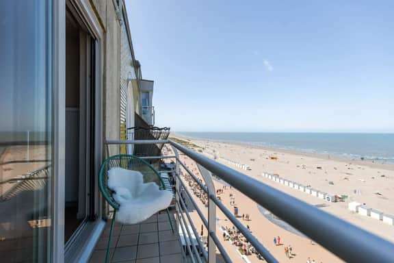 Waterfront apartment w/ balcony & elevator - Image 5