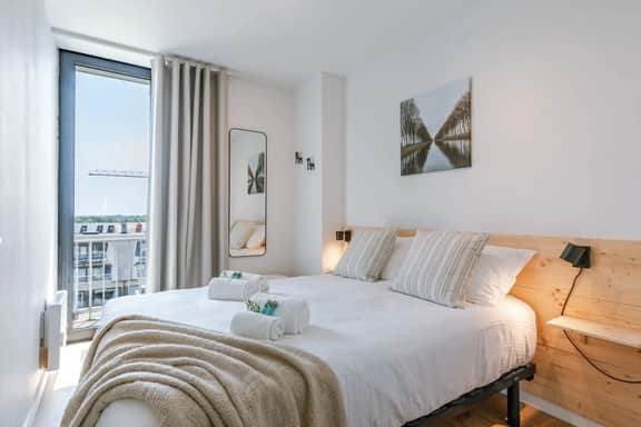 Waterfront apartment w/ balcony & elevator - Image 3