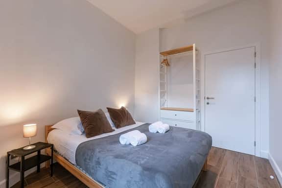 3BR apartment w/ kitchen - Image 3