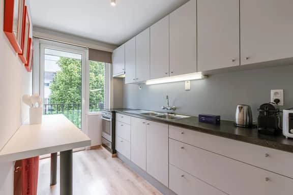 Cozy apartment w/ patio & workspace - Image 3