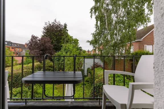 Cozy apartment w/ patio & workspace - Image 5