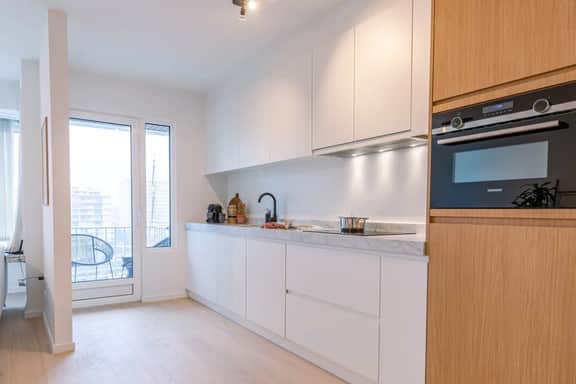 Waterfront apartment w/ balcony & elevator - Image 2