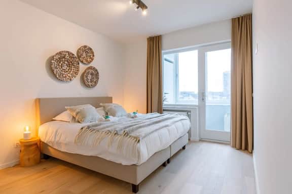 Waterfront apartment w/ balcony & elevator - Image 3