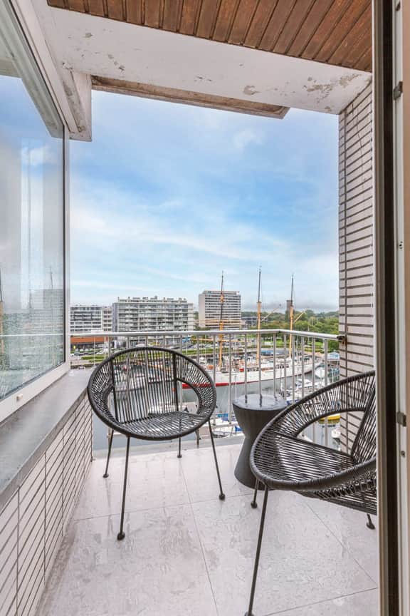 Waterfront apartment w/ balcony & elevator - Image 4