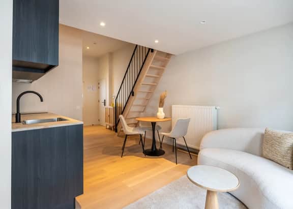 Central Ghent Studio w/ Workspace & Stylish - Image 4