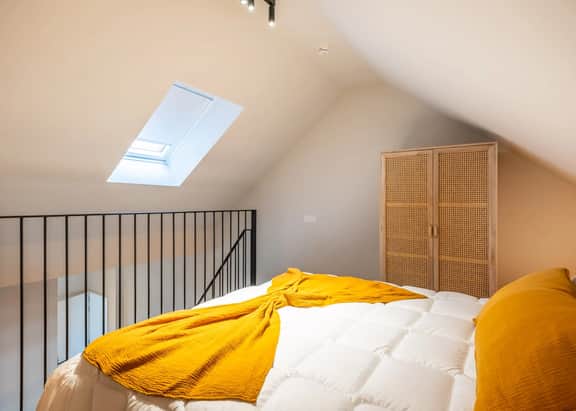 Central Ghent Studio w/ Workspace & Stylish - Image 5