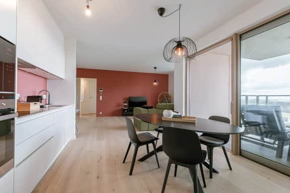 Comfortable retreat w/ patio & parking - Image 2
