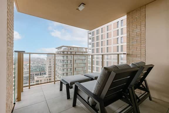 Comfortable retreat w/ patio & parking - Image 5