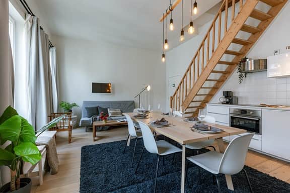 Historic apartment w/ kitchen - Image 2