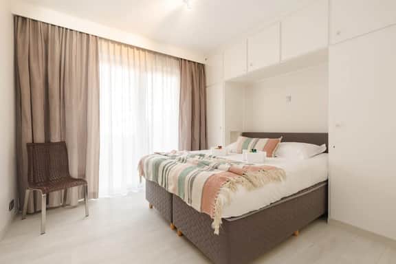 Modern apartment w/ sea view & balcony - Image 3