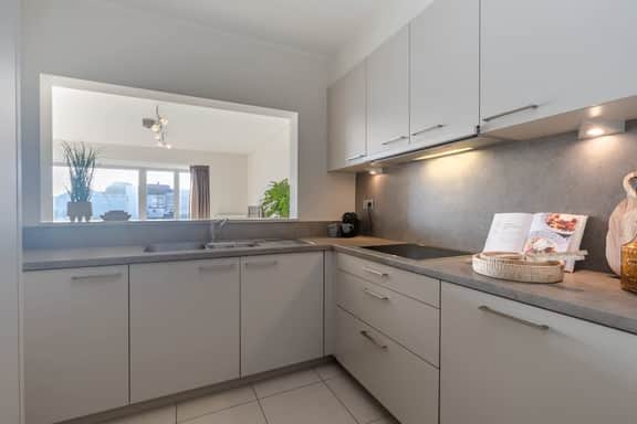 Modern apartment w/ sea view & balcony - Image 4